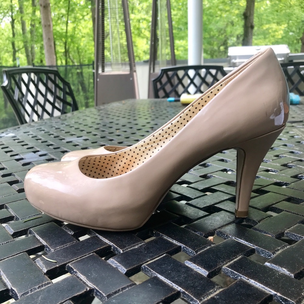 Nude pumps